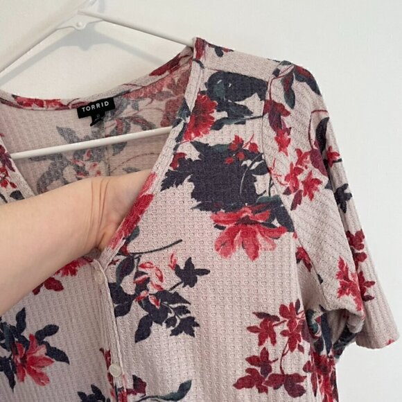 TORRID 0 Plus Size Favorite Tunic Waffle V-Neck Faux Button Front Hi-Lo Floral L - Picture 7 of 13